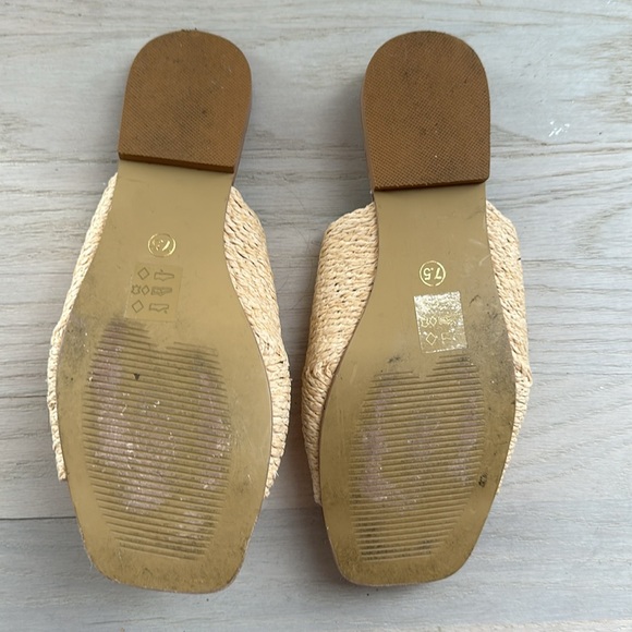 42 Gold straw sandals size 7.5 - Picture 2 of 3
